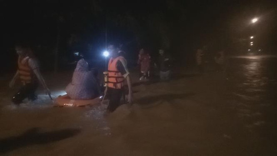 Giải cứu hàng chục người dân mắc kẹt giữa lũ lớn - 3 Giải cứu hàng chục người dân mắc kẹt giữa lũ lớn - 3