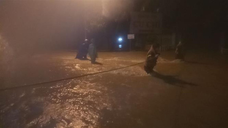 Giải cứu hàng chục người dân mắc kẹt giữa lũ lớn - 2
Lực lượng cứu hộ, cứu nạn tổ chức giải cứu người dân trong lũ xiết tại khu vực Suối Giữa. Ảnh: Dương Chí Tưởng - TTXVN