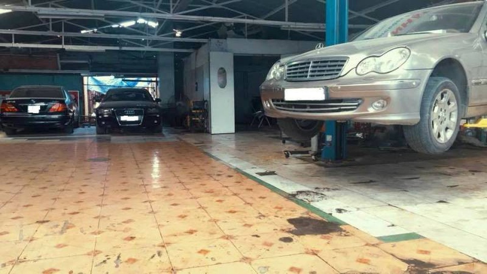 "Hốt bạc" nhờ "giải cứu" siêu xe sau bão - 2 Các garage sửa xe ô tô tại TPHCM tấp nập khách sửa chữa, bảo dưỡng xe trong mùa mưa bão.