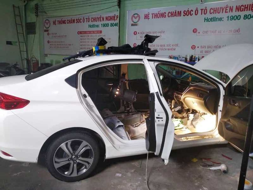 "Hốt bạc" nhờ "giải cứu" siêu xe sau bão - 3 Một chiếc xe Honda City được chăm sóc tại quận Thủ Đức.