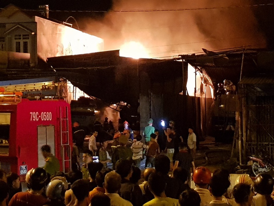 Cháy bãi đỗ xe bồn sau nhiều tiếng nổ lớn ở Nha Trang - 2