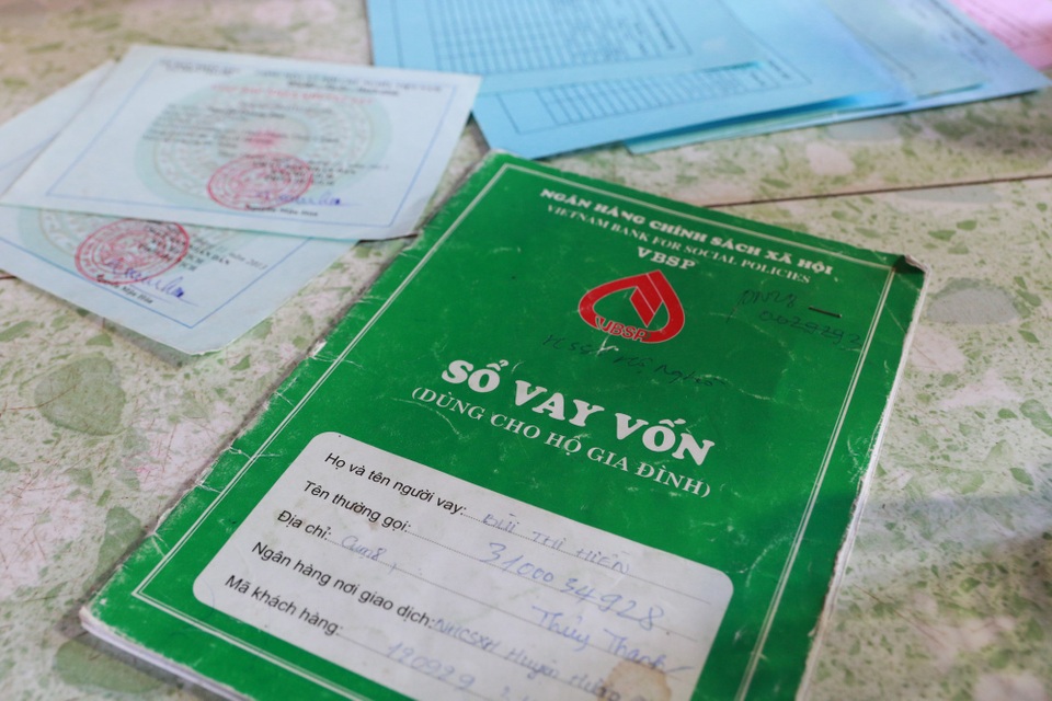 Hai vợ chồng đớn đau trước cảnh một con mắc bệnh thiếu máu, một con máu khó đông - 2 Hiện tại gia đình chị đã vay ngân hàng 115 triệu đồng, chưa kể hàng xóm và người thân