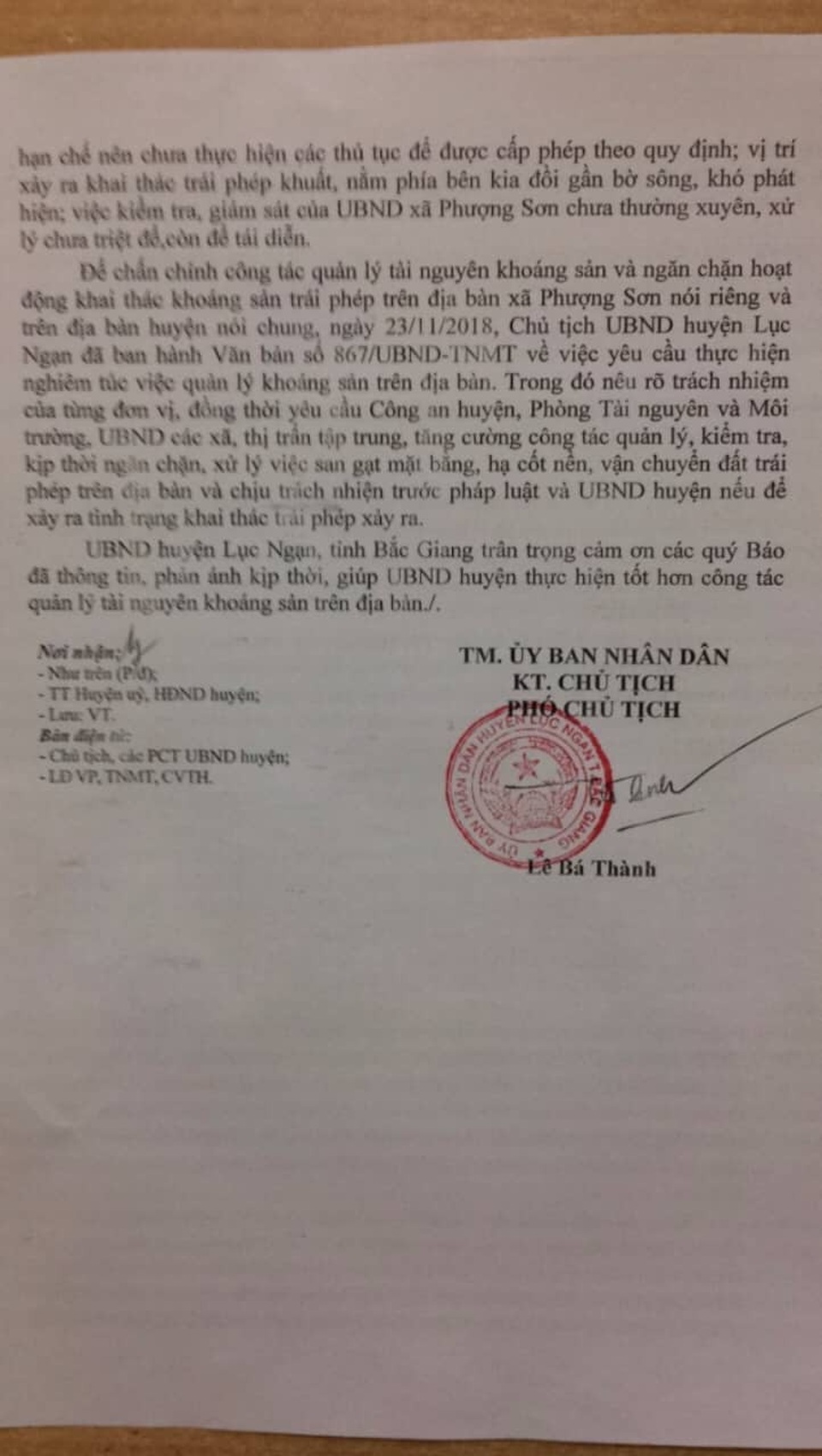 Bắc Giang: "Đất tặc" bị tóm gọn sau phản ánh của Báo Dân trí! - 4
Công văn trả lời báo Dân trí của UBND huyện Lục Ngạn cho biết, nguyên nhân chủ yếu là do nhu cầu san gạt mặt bằng, hạ cốt nền của các hộ dân để chuyển đổi sang trồng loại cây ăn quả có giá trị kinh tế cao hơn, tuy nhiên nhận thức hạn chế nên chưa thực hiện các thủ tục để được cấp phép theo quy định; vị trí xảy ra khai thác trái phép khuất, nằm phía bên kia đồi gần bờ sông, khó phát hiện