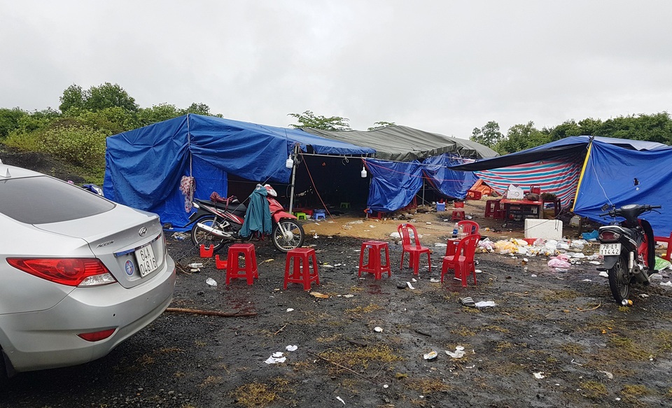 Bắt giữ vụ đánh bạc quy mô lớn, thu giữ gần 30 ô tô - 1 Các đối tượng dựng lều trại để đánh bạc