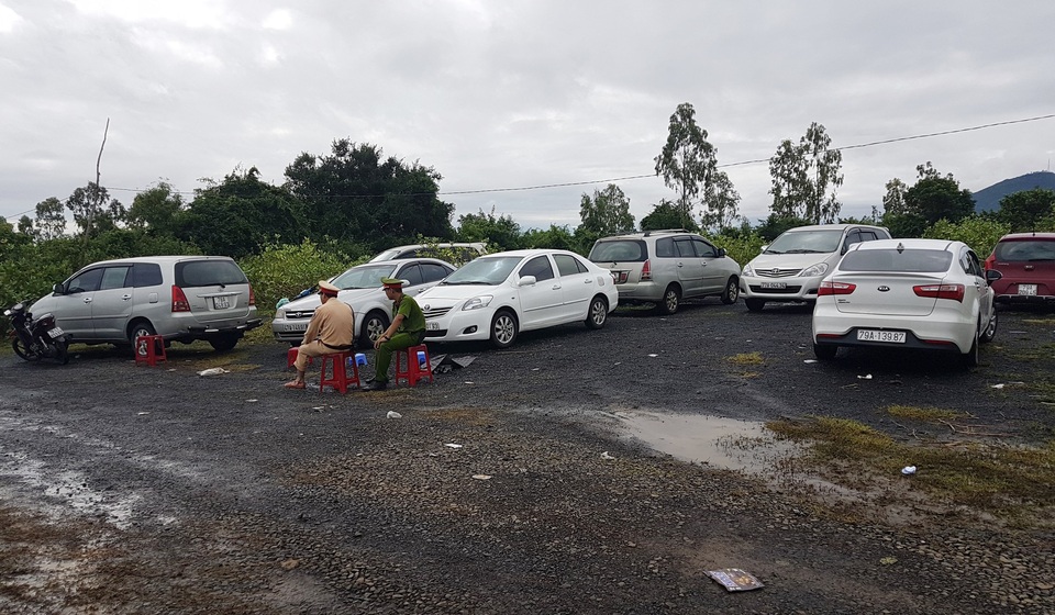 Bắt giữ vụ đánh bạc quy mô lớn, thu giữ gần 30 ô tô - 3 Bắt giữ vụ đánh bạc quy mô lớn, thu giữ gần 30 ô tô - 3