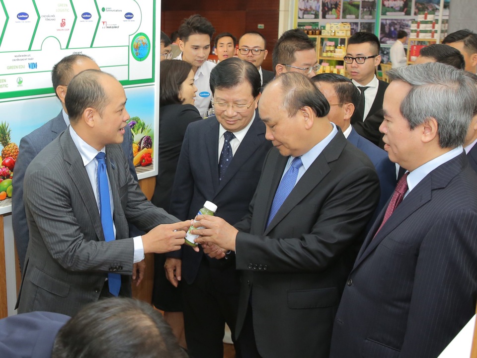 Thủ tướng tham quan gian hàng triển lãm ngành nông nghiệp công nghệ cao - 1 Thủ tướng tham quan gian hàng triển lãm ngành nông nghiệp công nghệ cao - 1