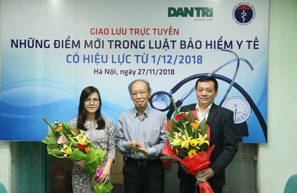 Giải đáp những điểm mới trong Luật bảo hiểm y tế có hiệu lực từ 1/12 - 2
Nhà báo Phạm Huy Hoàn - Tổng biên tập Báo điện tử Dân trí tặng hoa cho hai vị khách mời.