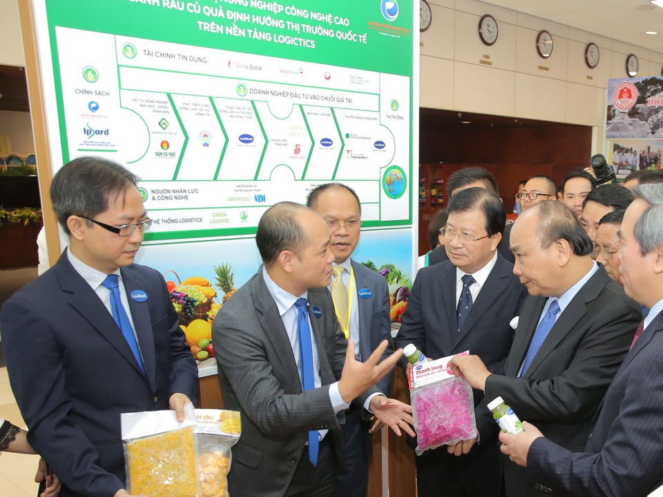 Thủ tướng tham quan gian hàng triển lãm ngành nông nghiệp công nghệ cao - 2 Ông Phạm Ngô Quốc Thắng - Tổng Giám đốc Công ty cổ phần Lavifood, ông Lê Thành - Viện trưởng Viện Kinh tế Nông nghiệp hữu cơ (thứ 2 và thứ 3 từ trái sang) giới thiệu sản phẩm với Thủ tướng.
