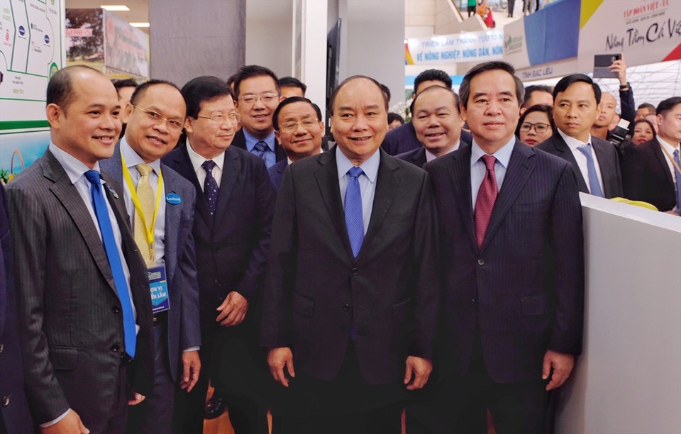 Thủ tướng tham quan gian hàng triển lãm ngành nông nghiệp công nghệ cao - 4 Thủ tướng Chính phủ Nguyễn Xuân Phúc, Trưởng ban Kinh tế Trung ương Nguyễn Văn Bình, Phó Thủ tướng Trịnh Đình Dũng, tham quan gian hàng của Công ty cổ phần Lavifood và Viện Kinh tế Nông nghiệp hữu cơ.