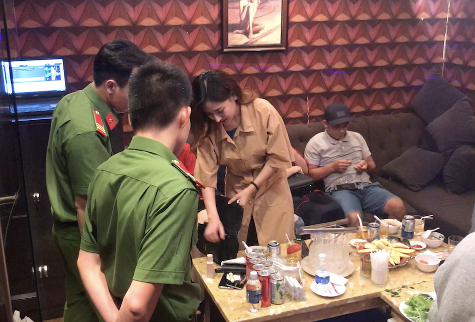 Đột kích nhà hàng ở trung tâm Sài Gòn, bắt quả tang nhân viên đang bán dâm - 3 Đột kích nhà hàng ở trung tâm Sài Gòn, bắt quả tang nhân viên đang bán dâm - 3