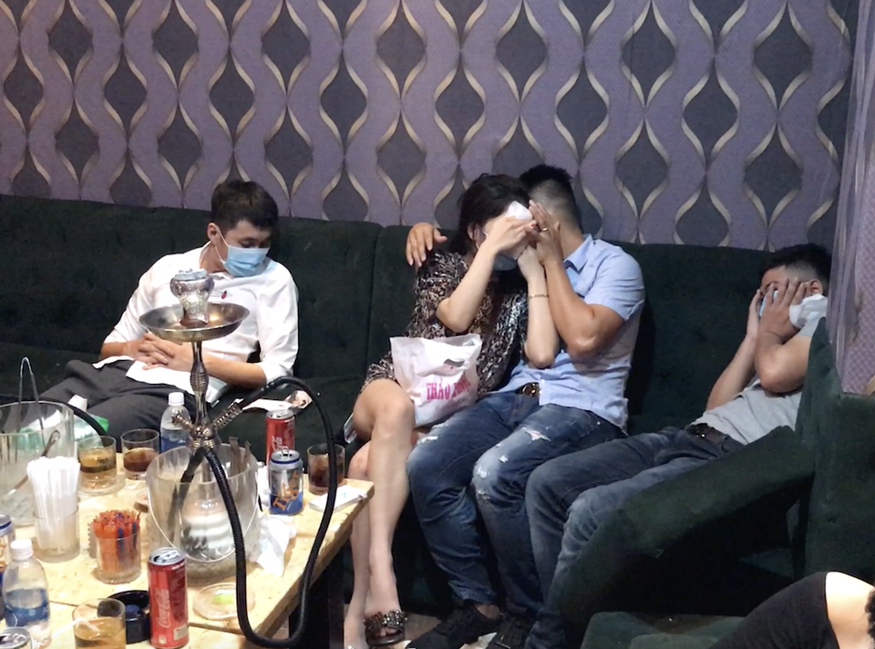 Đột kích nhà hàng ở trung tâm Sài Gòn, bắt quả tang nhân viên đang bán dâm - 4 Kiểm tra bên trong các phòng VIP của nhà hàng
