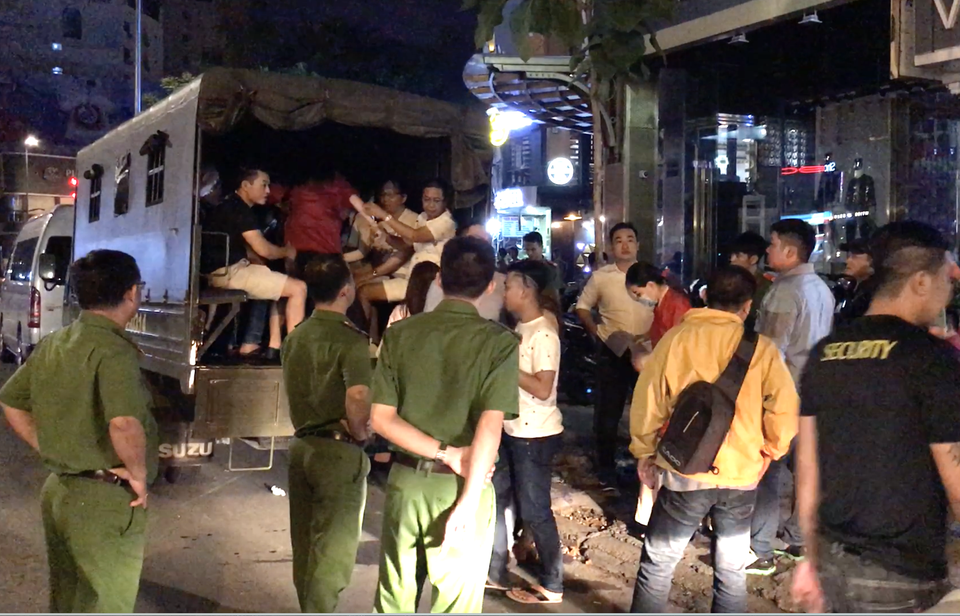 Đột kích nhà hàng ở trung tâm Sài Gòn, bắt quả tang nhân viên đang bán dâm - 7 Công an đưa nhiều người về trụ sở để kiểm tra ma tuý