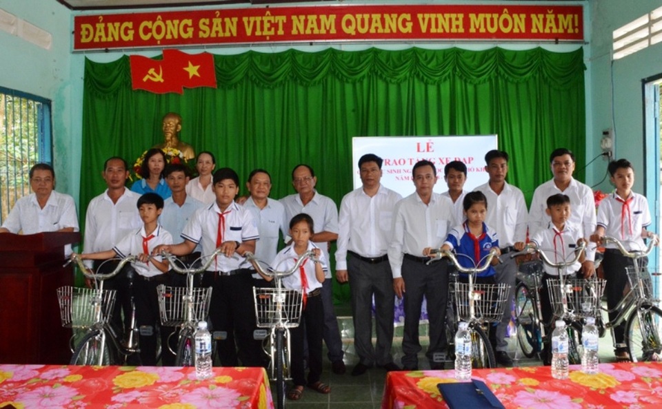 Hội Khuyến học Vĩnh Thuận hỗ trợ hơn 15.000 suất quà cho HS nghèo - 1 Ngoài trao hơn 15.000 suất quà cho HS nghèo, Hội Khuyến học huyện Vĩnh Thuận còn trao hàng chục xe đạp cho các học sinh không có phương tiện đến trường
