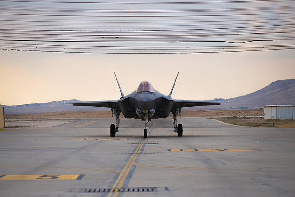 Phòng không Syria báo động khi Israel nhận thêm tiêm kích tàng hình F-35 - 1
Nhật báo Times of Israel đã đăng tải thông tin cho biết, vào hôm chủ nhật 25/11, hai chiếc tiêm kích tàng hình F-35I Adir đã hạ cánh xuống căn cứ không quân Nevatim ở miền Nam nước này.