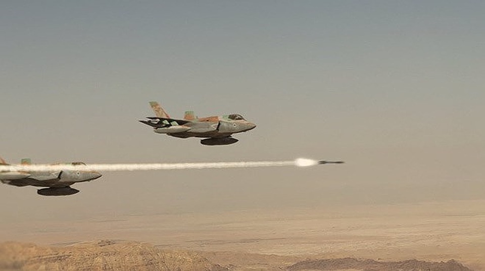 Phòng không Syria báo động khi Israel nhận thêm tiêm kích tàng hình F-35 - 13
Hiện tại F-35I chủ yếu mang bom đường kính nhỏ GBU-39 SDB II khi tấn công mặt đất nhưng trong tương lai nhiều khả năng nó sẽ có thêm các loại tên lửa hành trình tầm xa vừa vặn với khoang vũ khí.