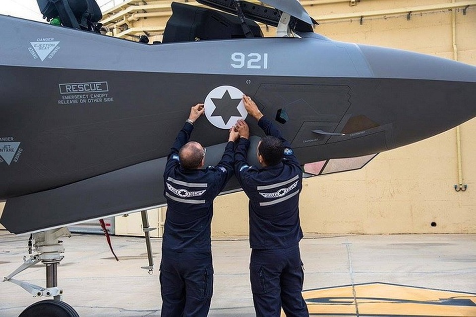 Phòng không Syria báo động khi Israel nhận thêm tiêm kích tàng hình F-35 - 3
Với 2 tiêm kích F-35 vừa được bổ sung, Không quân Israel đã nâng số lượng chiến đấu cơ tàng hình Adir lên con số 14 chiếc, điều đáng lưu ý là họ tiếp nhận máy bay không lâu sau khi Syria được Nga bàn giao S-300.