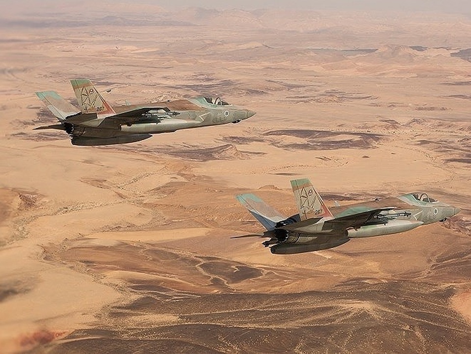 Phòng không Syria báo động khi Israel nhận thêm tiêm kích tàng hình F-35 - 5
Trong cuộc hội đàm với Tổng thống Mỹ Donald Trump, Thủ tướng Israel Benjamin Netanyahu ngoài đề nghị được cung cấp vũ khí tối tân thì còn thúc giục Washington đẩy nhanh tiến độ bàn giao F-35.