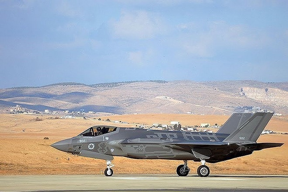 Phòng không Syria báo động khi Israel nhận thêm tiêm kích tàng hình F-35 - 7
Được biết các máy chiến đấu tàng hình F-35I này đã cất cánh từ trên đất Mỹ từ tuần trước nhưng phải đến chủ nhật thì chúng mới tới đích, thời tiết xấu được kết luận là nguyên nhân chính dẫn tới sự chậm trễ này.