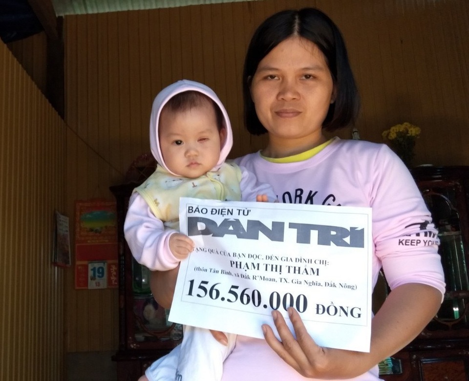 Bạn đọc giúp thiên thần nhí bị ung thư võng mạc hơn 156 triệu đồng - 1 Mẹ con chị Thắm nhận quà của bạn đọc