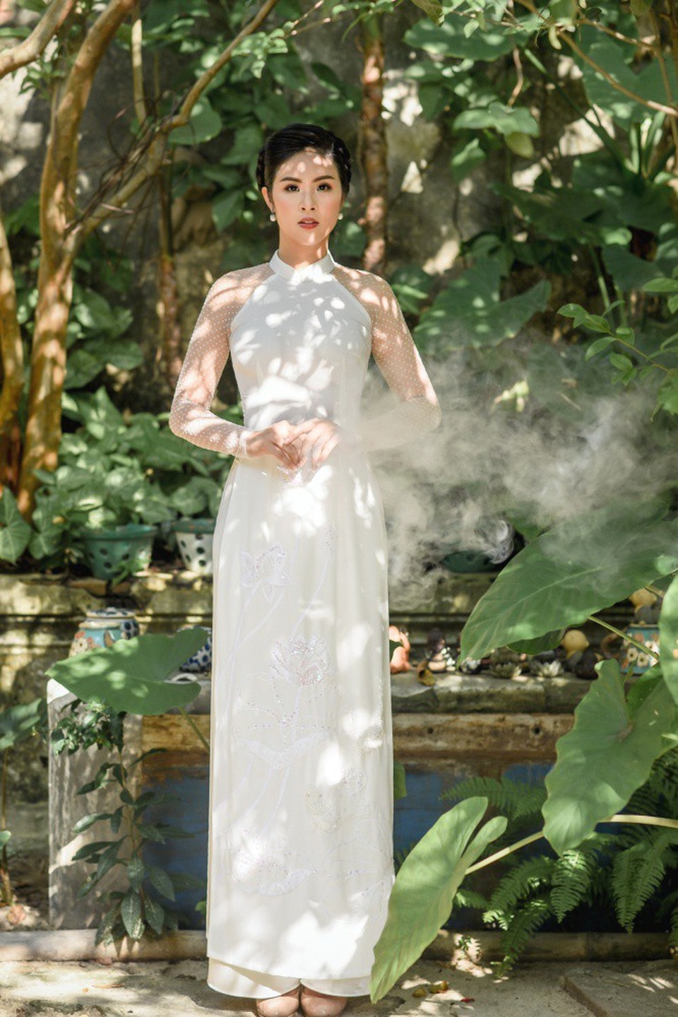 Để làm nổi bật tinh thần nhẹ nhõm nhuốm đôi chút màu hoài niệm, bộ sưu tập áo dài mới của Ngọc Hân được làm từ các loại sợi tự nhiên. Những bông sen, cánh hạc bay, bông hoa chớm nở... được in hoặc thêu trên vải cũng đều là biểu tượng của sự bình an.