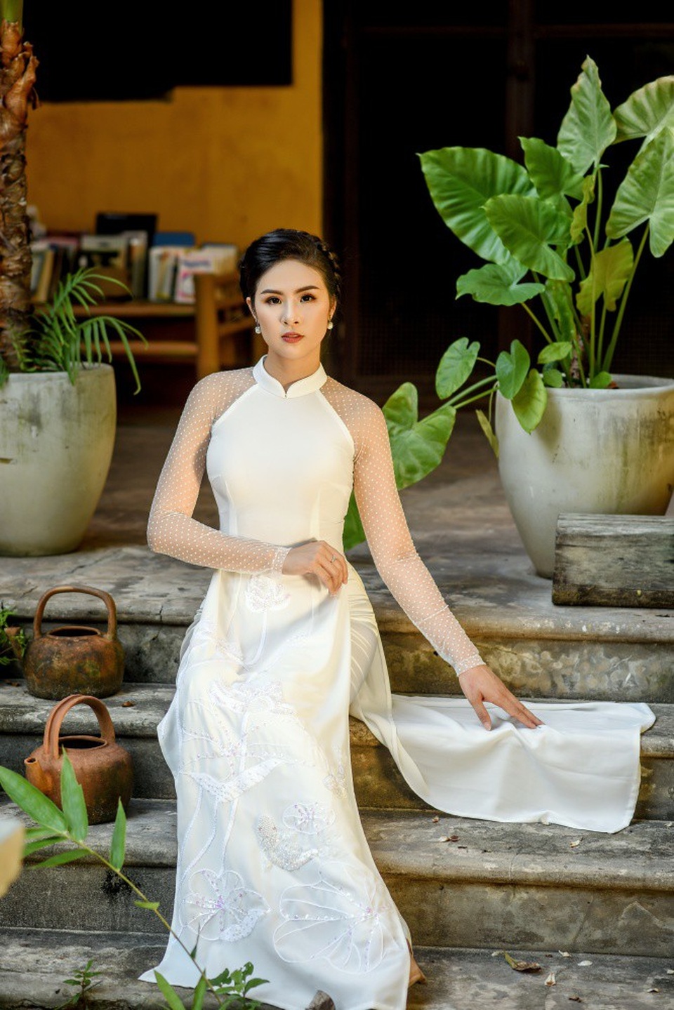 Những hạt cườm được đính điểm xuyết trên áo dài để làm nổi bật thêm nét tinh khôi.