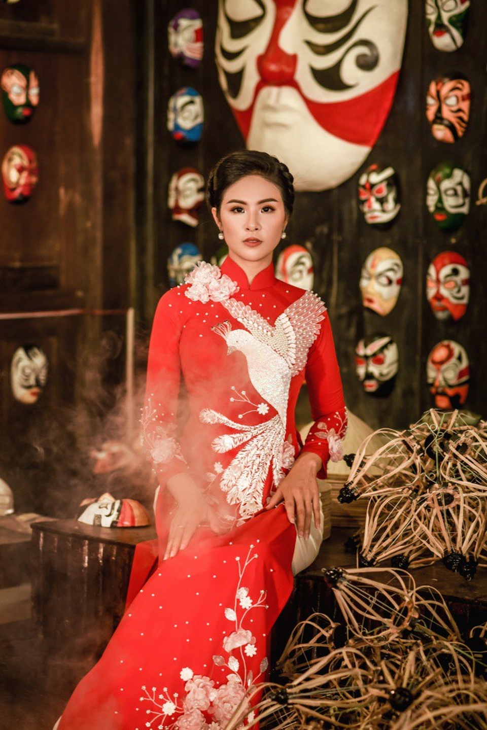 Hoa hậu tiết lộ, chiếc áo dài của Thanh Tú được làm cùng thời điểm với bộ sưu tập Đường xưa mây trắng và cũng được khơi nguồn cảm hứng từ cuốn sách của Thiền sư Thích Nhất Hạnh.