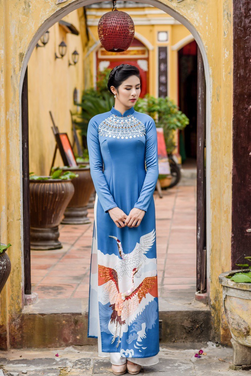 Hiện tại, vẫn có rất nhiều người sẵn sàng chi tiền để mua các thiết kế từ bộ sưu tập cũ của tôi. Vì vậy, việc hoàn vốn, sinh lãi trong việc thiết kế, bán áo dài không khó, theo quan điểm của tôi. Tôi tự hào vì những doanh thu, lợi nhuận kiếm được từ áo dài giúp bộ máy kinh doanh của mình vận hành tốt cũng như giúp tôi nuôi dưỡng niềm đam mê, cô nói thêm.