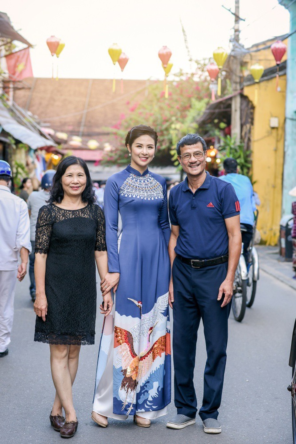 Hoa hậu Ngọc Hân và bố mẹ.