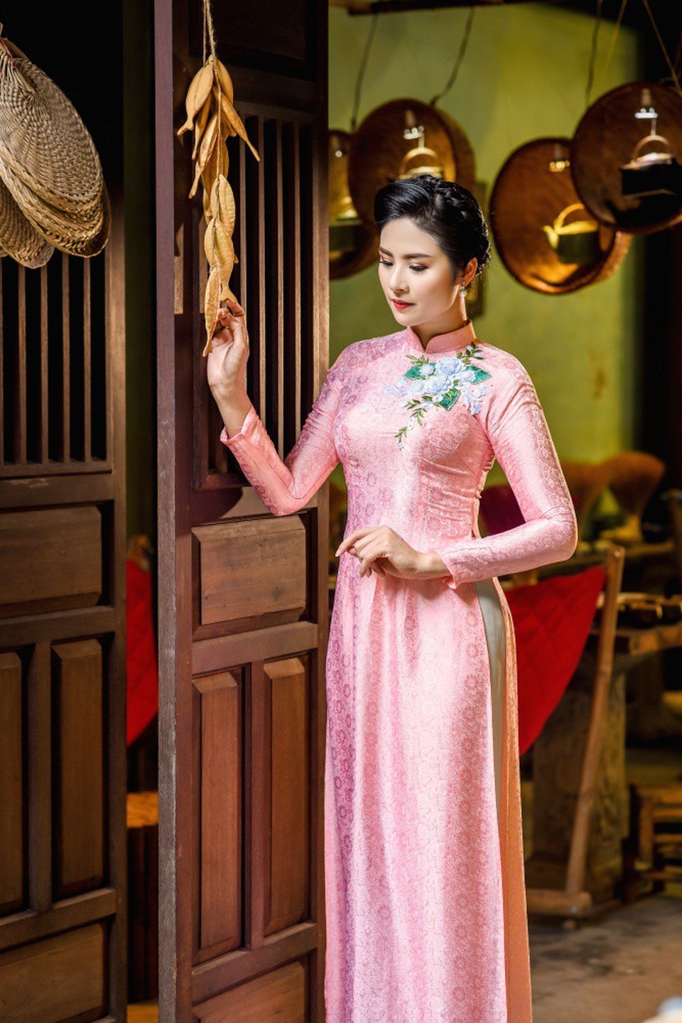 Có ý kiến cho rằng, việc sản xuất và bán áo dài khó hoàn vốn, sinh lãi, Ngọc Hân lấy tiền đâu ra để bù cho những khoản thiếu hụt khi kinh doanh. Hoa hậu đáp áo dài vốn không đòi hỏi quá khắt khe về việc phải chạy theo mốt như các phân khúc khác trong thị trường thời trang lại không sợ tình trạng tồn kho.