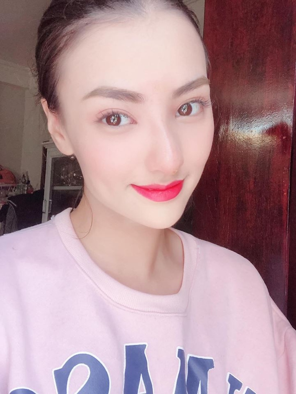 Hồng Quế công khai chuyện làm mũi, cho rằng “mũi gồ vất vả tình duyên” - 3 Khi nhiều người bạn cho rằng, Hồng Quế đã đủ đẹp rồi, không cần thiết phải cần đến thẩm mỹ, cô cho biết, vốn sở hữu đầu mũi dòm mồm, còn bị lệch hẳn sang một bên, không đẹp và cô muốn “đổi tướng”.