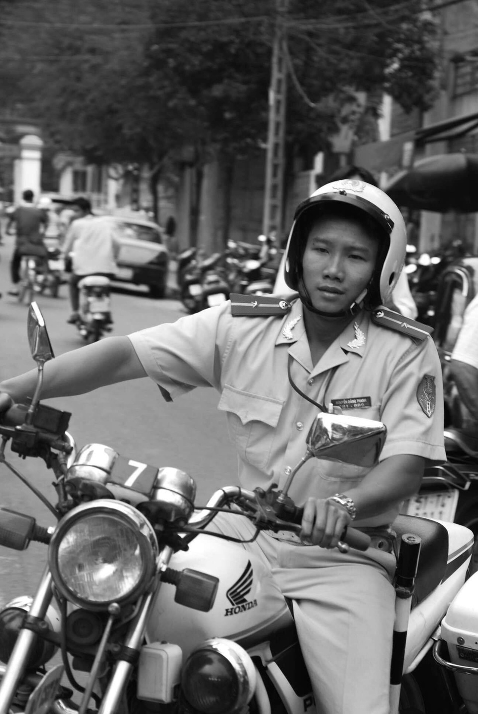 Gặp Đại úy CSGT “nổi tiếng” sau bộ ảnh “cứu sống tên cướp” 11 năm trước - 10
Thiếu úy CSGT Nguyễn Đăng Thanh 11 năm trước trong bộ ảnh của nhiếp ảnh gia Dave MacMillan.