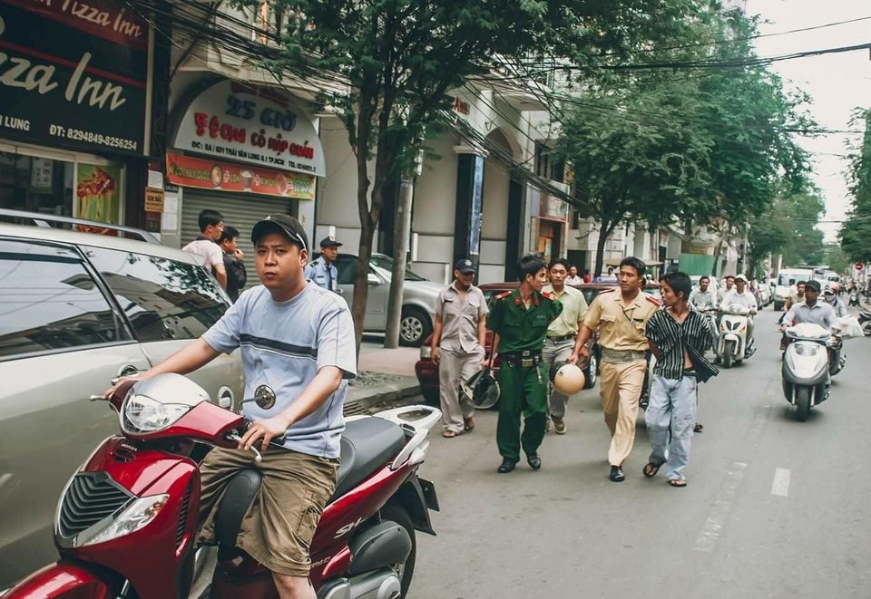 Gặp Đại úy CSGT “nổi tiếng” sau bộ ảnh “cứu sống tên cướp” 11 năm trước - 1
Người CSGT năm xưa nay là Đại úy Nguyễn Đăng Thanh (34 tuổi), hiện công tác tại Đội CSGT Tân Sơn Nhất (Phòng CSGT đường bộ - đường sắt, Công an TPHCM). (Ảnh Dave MacMillan)