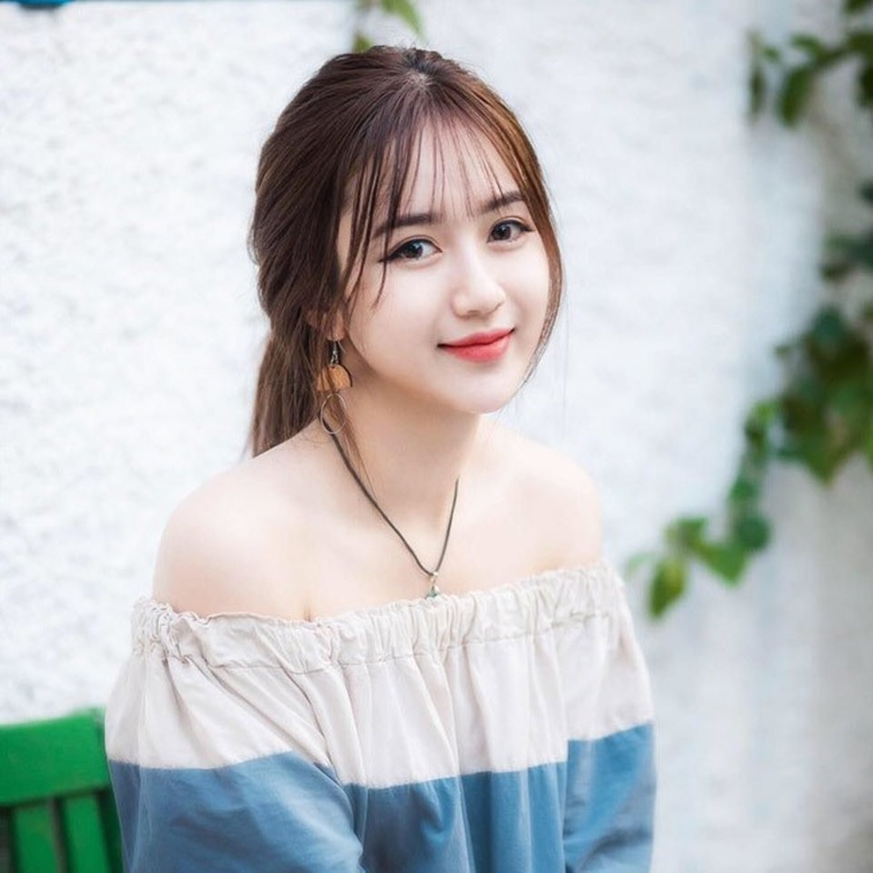 Tìm ra danh tính nữ CĐV xinh đẹp cổ vũ trận Việt Nam-Campuchia - 3
Ngọc Trâm sở hữu vẻ đẹp nhẹ nhàng, tinh khiết
