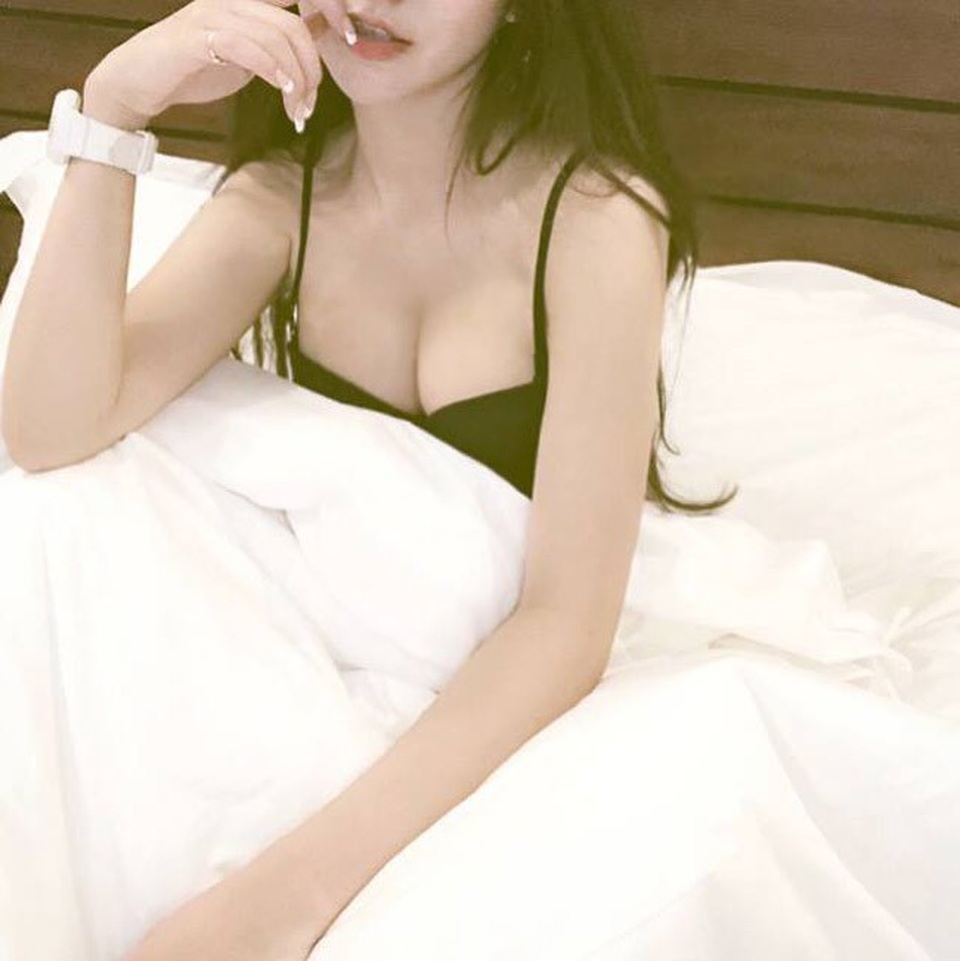 Tìm ra danh tính nữ CĐV xinh đẹp cổ vũ trận Việt Nam-Campuchia - 5
Cô nàng là một cô gái hòa đồng và cởi mở