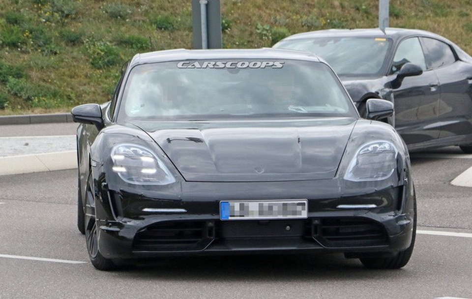 Porsche tiết lộ khả năng sạc điện siêu tốc của tân binh Taycan - 2