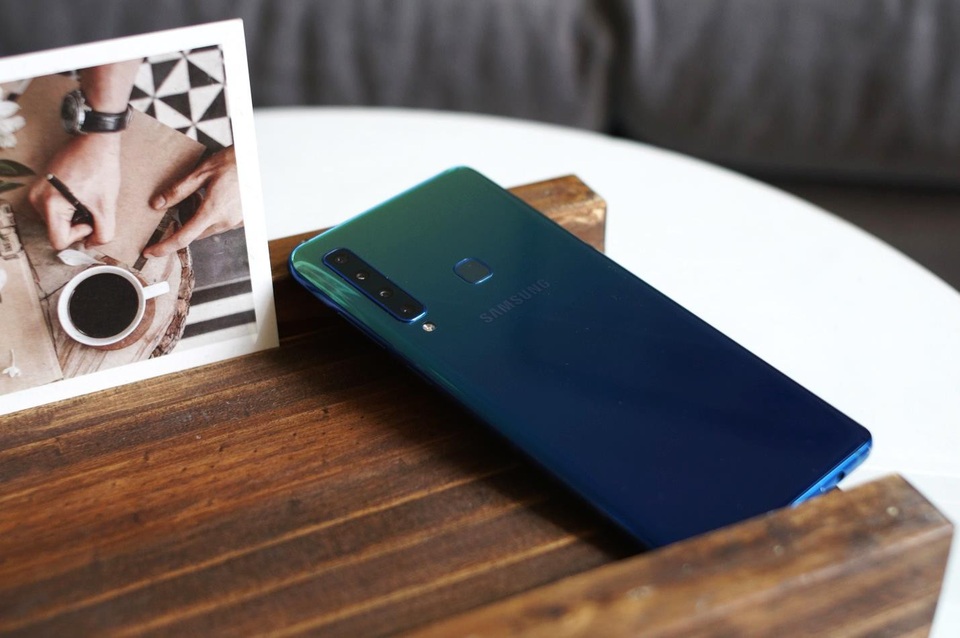 Trên tay Galaxy A9 4 camera: Smartphone dành cho giới trẻ đáng mua nhất 2018? - 3 Trên tay Galaxy A9 4 camera: Smartphone dành cho giới trẻ đáng mua nhất 2018? - 3