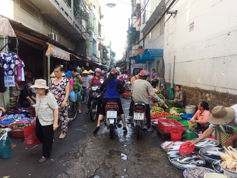 Giá cả mặt hàng thực phẩm tươi sống và rau xanh tại các chợ truyền thống tăng nhẹ sau cơn bão Usagi.