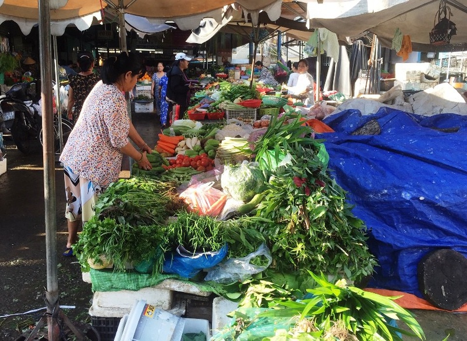 Một sạp kinh doanh rau tại chợ Hòa Hưng (quận 10) đang bán rau với giá tăng từ 1.000 – 2.000 đồng/1kg so với ngày bình thường.
