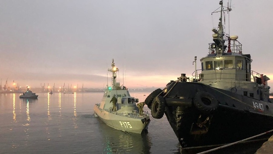 
Tàu Ukraine bị lai dắt và neo lại cảng Kerch sau khi bị lực lượng an ninh Nga bắt giữ. (Ảnh: Sputnik)
