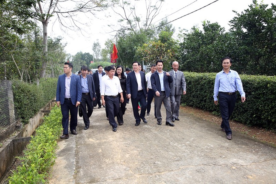 Phó Thủ tướng ngạc nhiên trước sức bật của thôn từng nghèo khó bậc nhất vùng rốn lũ - 1
Phó Thủ tướng Vương Đình Huệ cùng đoàn tham quan các vườn mẫu tại thôn Nam Trà.