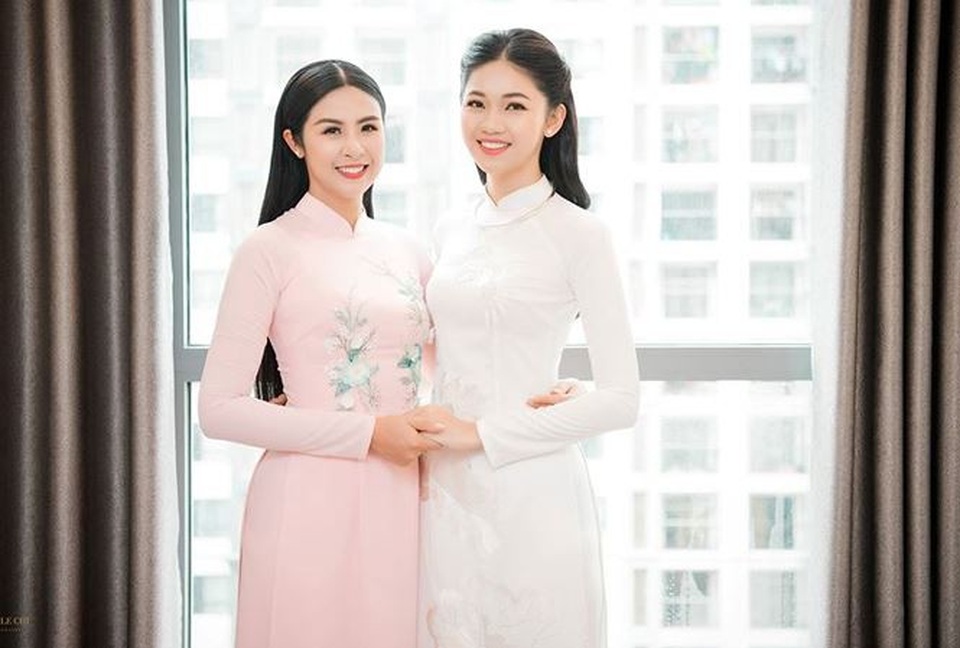 Mới đây, Ngọc Hân thực hiện bộ áo dài ăn hỏi cho Á hậu Thanh Tú. Chiếc áo dài có tên Ngọc Thanh, lấy màu trắng làm chủ đạo và thêu hình hoa sen, chim hạc. Ở đó, chim hạc là biểu tượng cho cốt cách quân tử của người xưa, sự hạnh phúc, may mắn, bền vững còn hoa sen lại đại diện cho sự thanh khiết. (Ảnh: Lê Chí Linh).