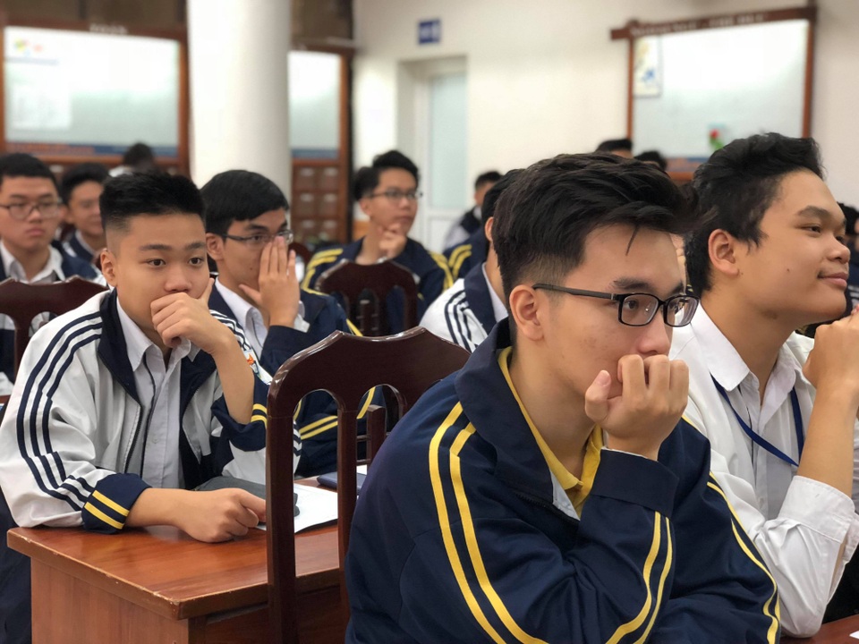 Thí sinh nên chọn nghề gì trong thời cuộc 4.0? - 1
Thí sinh lo lắng về chọn nghề thế nào cho khỏi thất nghiệp? (Học sinh trường THPT Việt Đức tại buổi tọa đàm)