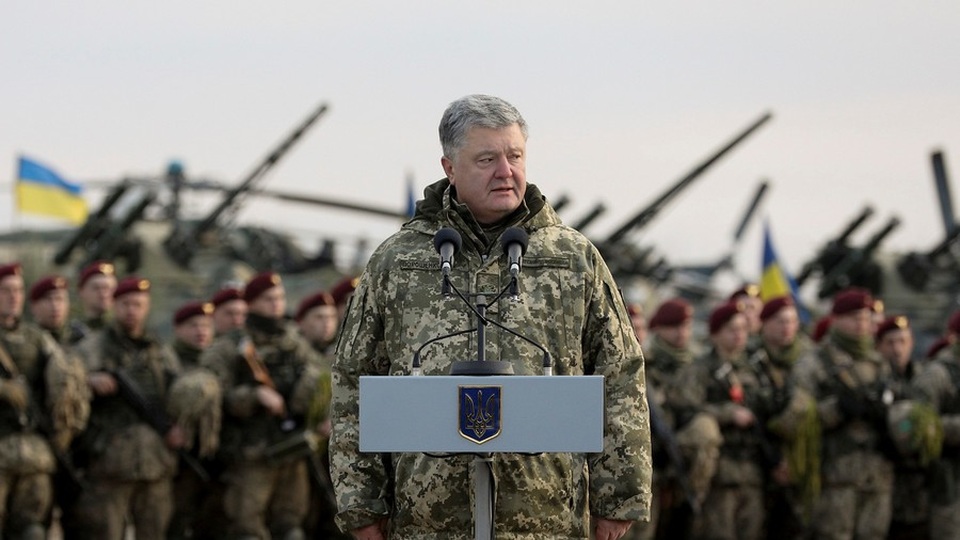 Ukraine áp dụng thiết quân luật sau vụ Nga bắt giữ tàu chiến - 1
Tổng thống Ukraine Petro Poroshenko (Ảnh: Reuters)