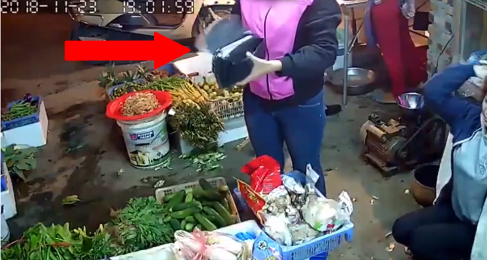 Clip khách làm "ảo thuật" biến tờ tiền 500 ngàn thành 20 ngàn khiến dân mạng choáng váng - 1 Vị khách mua hàng nhanh tay kẹp tờ tiền mệnh giá 20 ngàn đồng vào ngón tay của tay cầm ví.