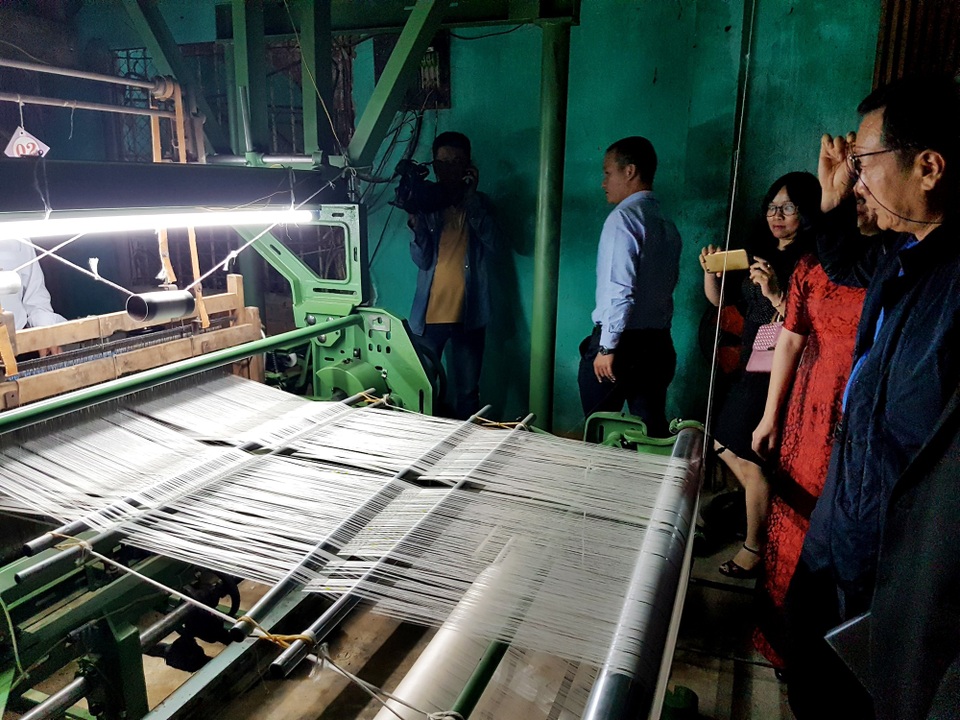 Hàn Quốc hỗ trợ Quảng Nam khôi phục lụa Mã Châu - 1 Máy dệt lụa được hỗ trợ từ Chính phủ Hàn Quốc bàn giao cho làng lụa Mã Châu