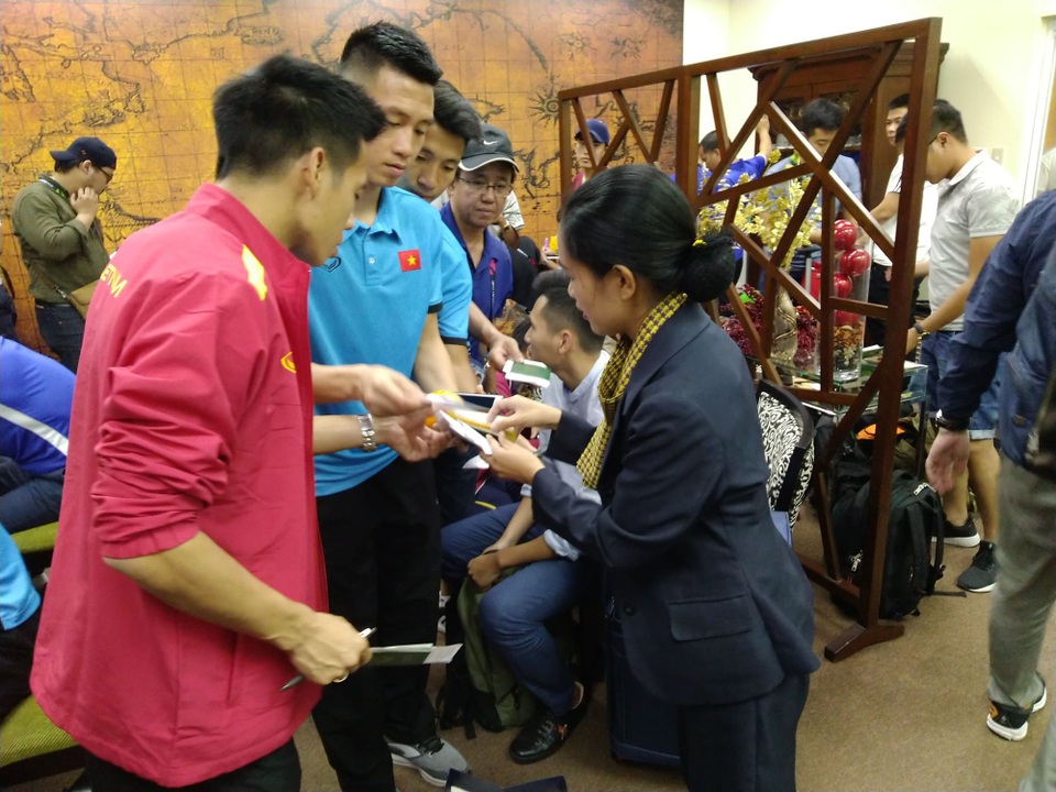 Đội tuyển Việt Nam bị “nhốt” sau khi đến Philippines - 5