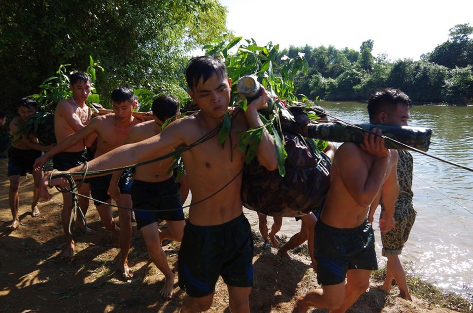 Lính bộ binh Hà Tĩnh diễn tập đưa vũ khí vượt sông - 7
... nhằm đảm bảo an toàn cho đồng đội đang vượt sông hoặc vận chuyển vũ khí, quân trang lên bờ.