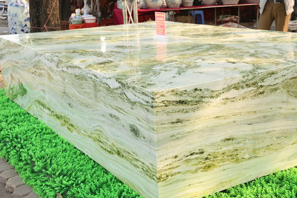 Phiến ngọc nguyên khối nặng hơn chục tấn, giá 2,6 tỷ đẹp hiếm có ở Yên Bái - 8 Đây là lần đầu tiên, anh Việt sở hữu phiến ngọc có kích thước lớn như vậy