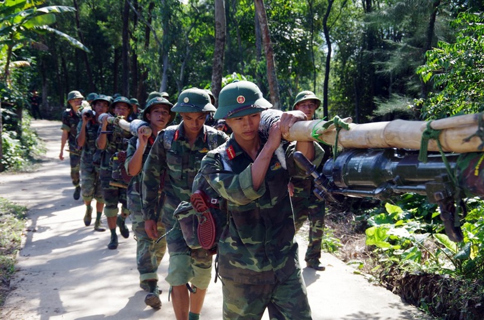 Lính bộ binh Hà Tĩnh diễn tập đưa vũ khí vượt sông - 8
Sau khi vượt sông an toàn, cùng với các loại vũ khí trang bị, quân tư trang mang theo, các chiến sĩ tiếp tục hành quân, di chuyển đội hình.