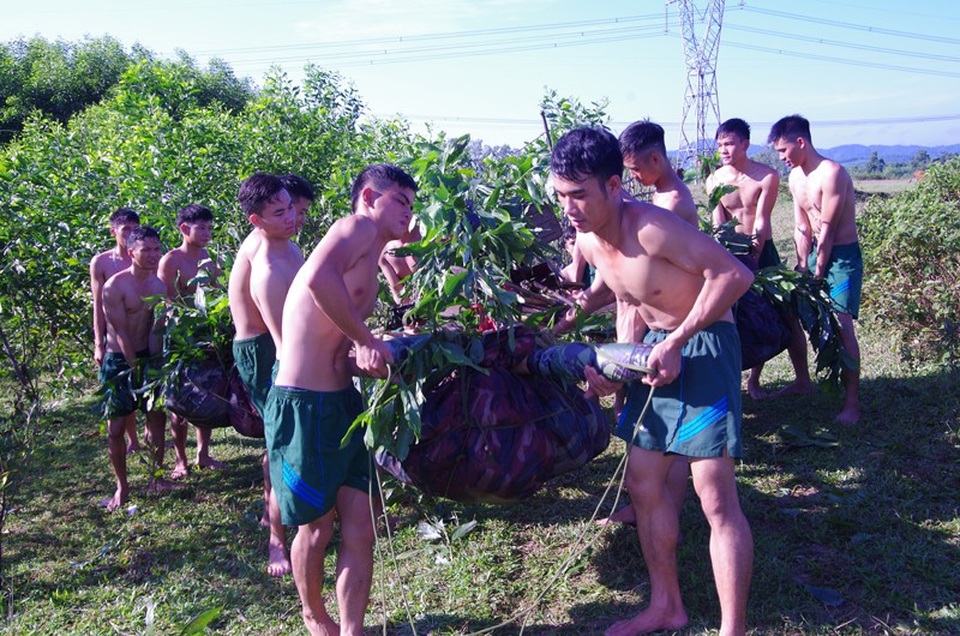 Lính bộ binh Hà Tĩnh diễn tập đưa vũ khí vượt sông - 2
Sau khi gói buộc cẩn thận, quân tư trang, các loại vũ khí trang bị được các chiến sĩ trẻ chuyển tới vị trí định sẵn để chuẩn bị cuộc vượt sông.